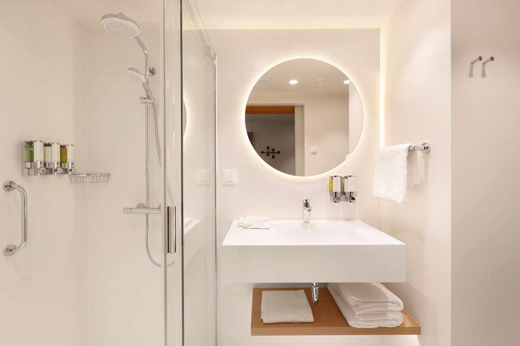 Hampton By Hilton Krakow Airport Hotel Balice ภายนอก รูปภาพ